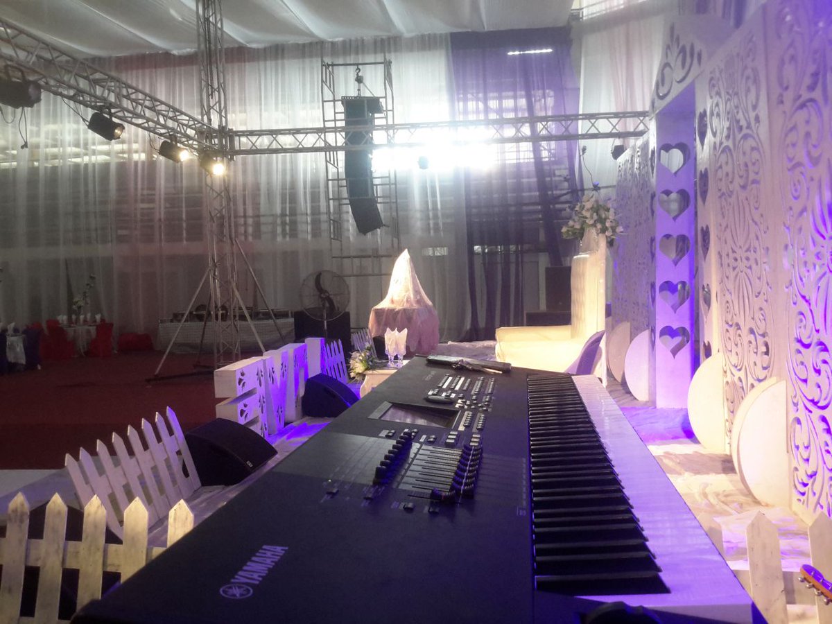 2spCrew's tweet photo. Setting up is going so well, people are trooping in for the show.. @AvidLiveSound @cmentertainment @Reachcomm https://t.co/gJke79Qq5C