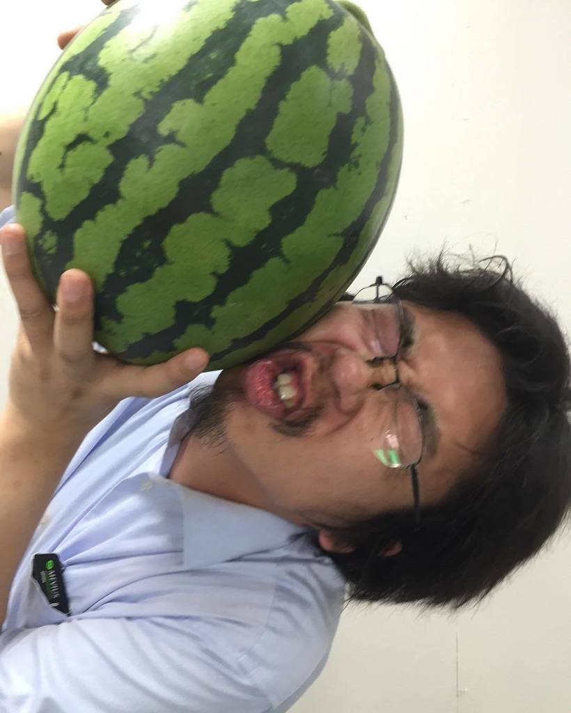 tabe_suki's tweet photo. スイカだ！スイカが降ってくるぞ！！俺が押さえてる間に早く！！ https://t.co/GB7Dh4oOqQ https://t.co/I8ujtLS46T