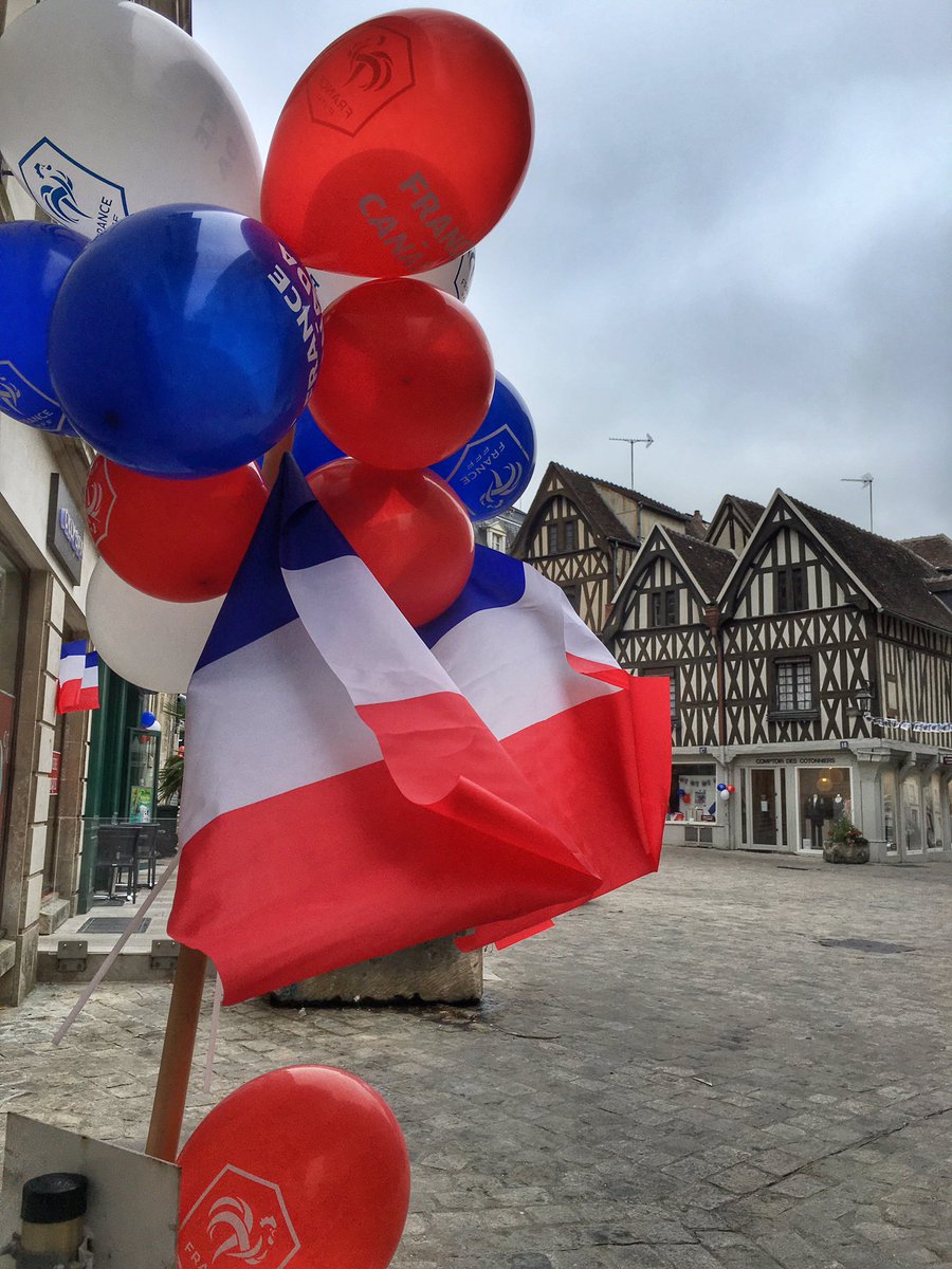 Auxerre est 🔵⚪️🔴 pour accueillir le match de foot féminin France-Canada 🇫🇷~🇨🇦 Allez les BleuEs 🙋🏻
#FRACAN