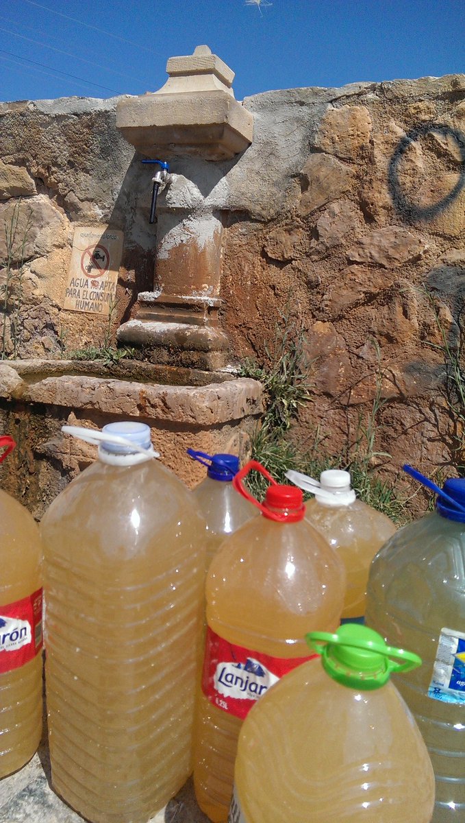kir_sininio's tweet photo. El apetecible color del agua de la fuente de Los Pilones.

(Aunque a las matas de pimientos parece gustarle...) https://t.co/m1T8CnnhMI