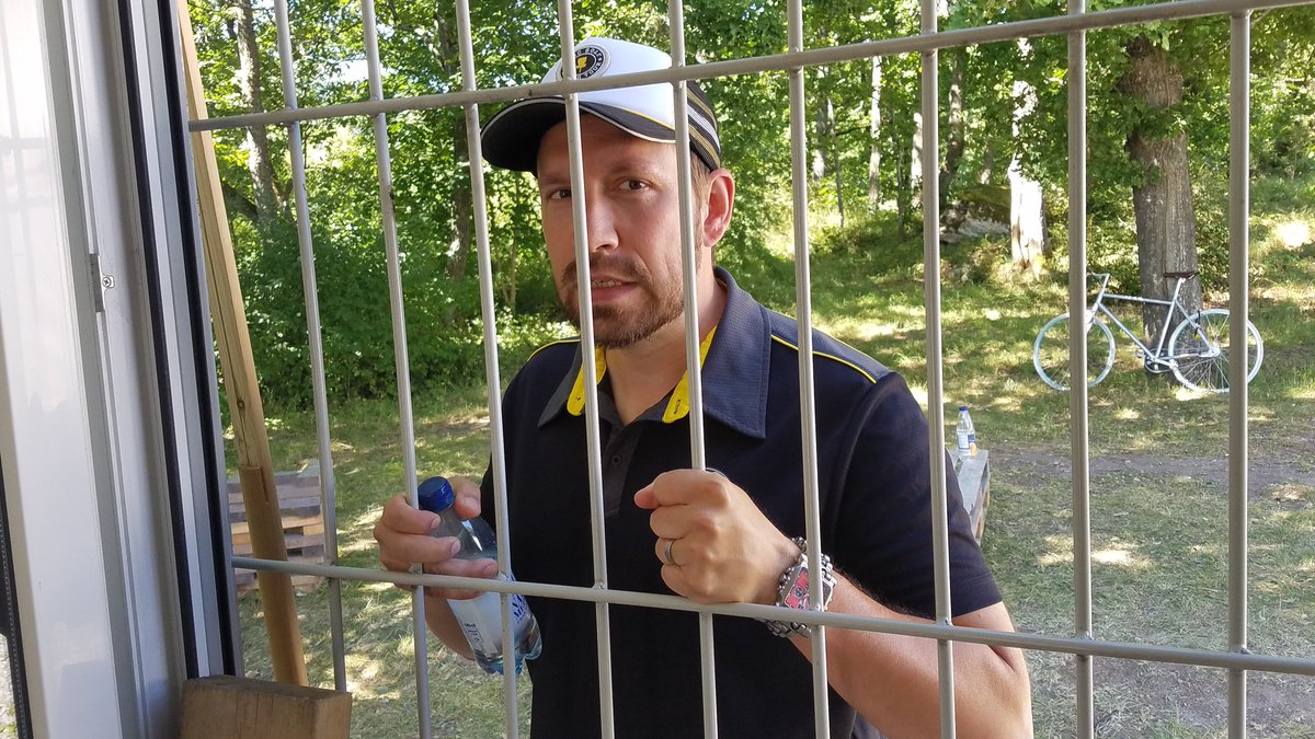 PDGA's tweet photo. Jussi has been locked up for the final round today. Anyone want to post bail for him? #MastersDiscGolf #JärvaDGP https://t.co/xho2EafVhc