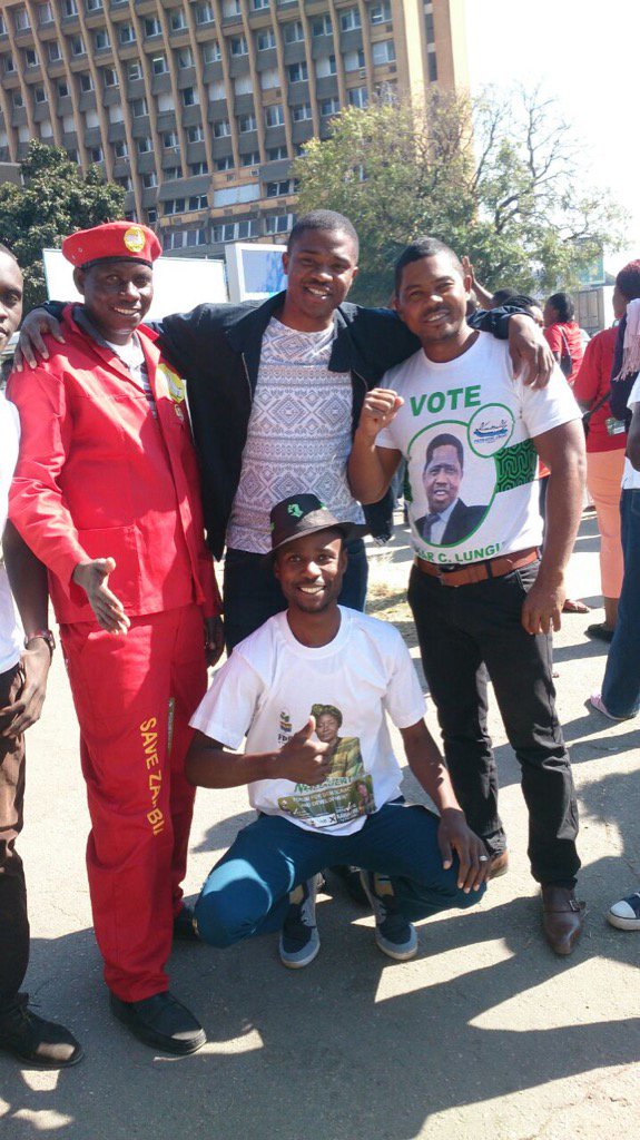 ZEIC_2016's tweet photo. Youths of different political parties join hands to preach #PeacefulElections #citizensviews #ZambiaDecides https://t.co/TNE6VNGWKU
