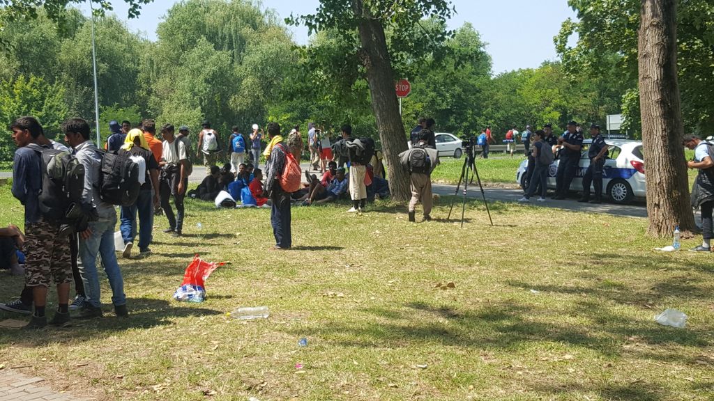 benjaminvonwyl's tweet image. #refugees walk again. Situation fucked up. Everyone's desperate. #marchforhope @movingeurope