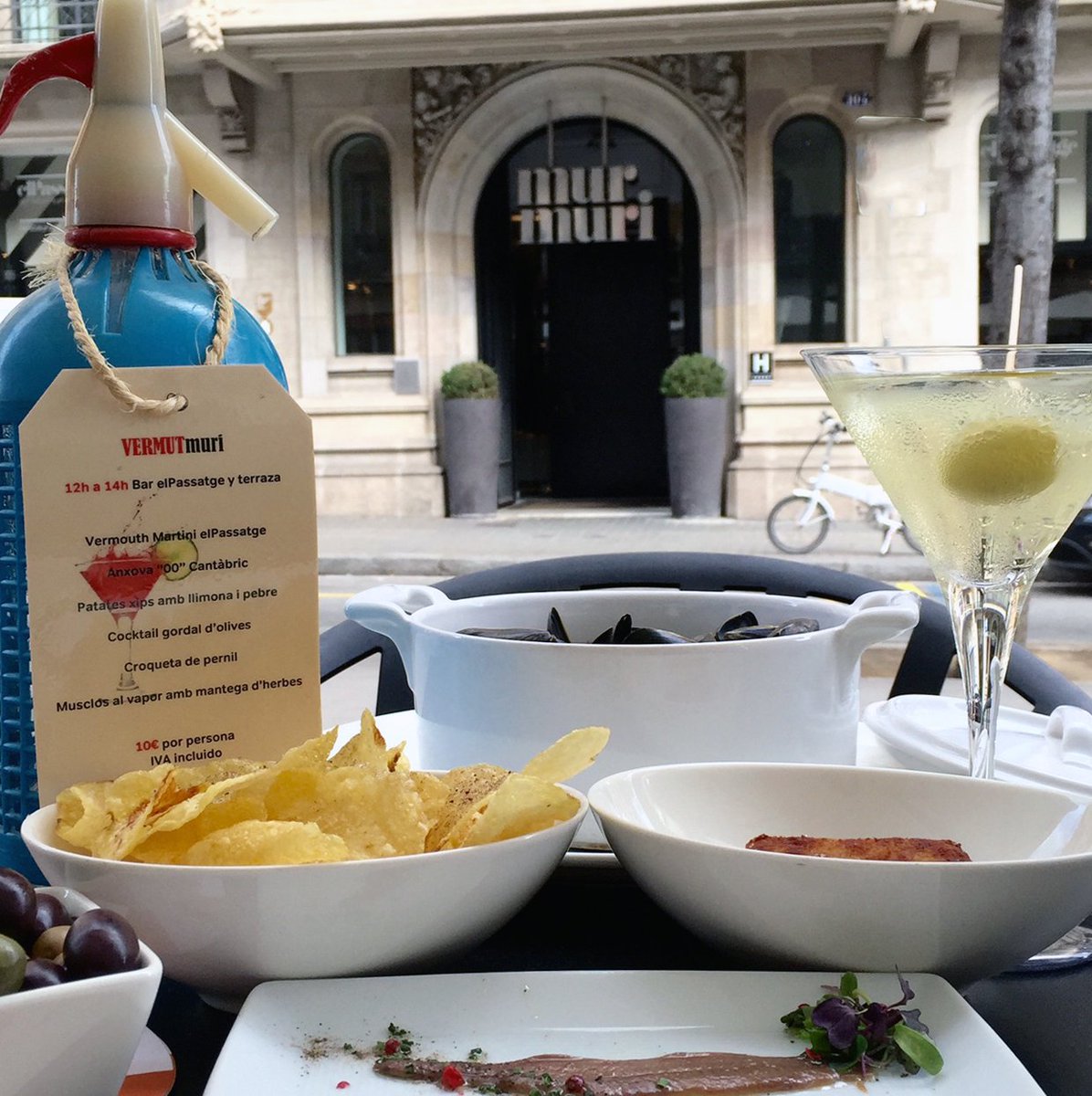 murmurihotel's tweet photo. ¡Es hora del... VERMUT! #murmuriexperience #hotelmurmuri #vermutmuri #barcelona #ramblacatalunya https://t.co/OXwkP1HI6d
