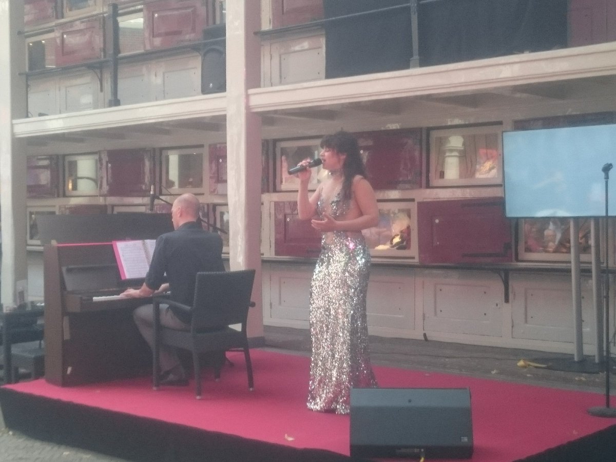 RoZaNed's tweet photo. De Shakespeare Club van @COCNederland  in @AmsterdamMuseum wordt geopend. Ellen ten Damme zingt Piaf. #rozezaterdag https://t.co/smdR011xlV