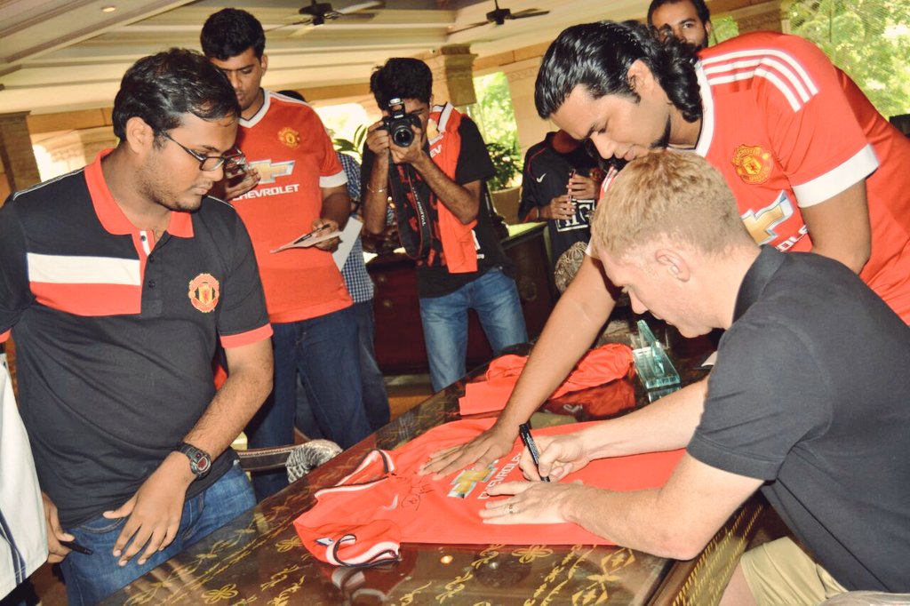 satyajitdp's tweet photo. Met Ryan Giggs and Paul Scholes in Goa !!! And they signed my Jersey for me 😍😍😍. Unbelievable!! #MUFC #Muscgoa https://t.co/dXVsvDNqvd
