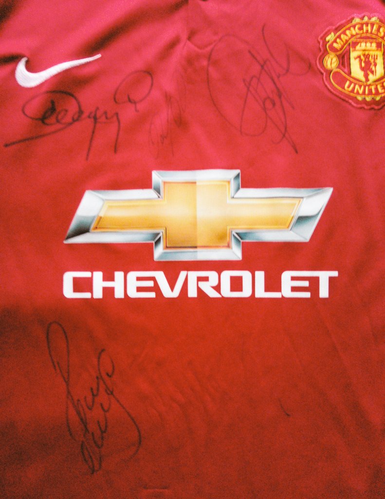 satyajitdp's tweet photo. Met Ryan Giggs and Paul Scholes in Goa !!! And they signed my Jersey for me 😍😍😍. Unbelievable!! #MUFC #Muscgoa https://t.co/dXVsvDNqvd