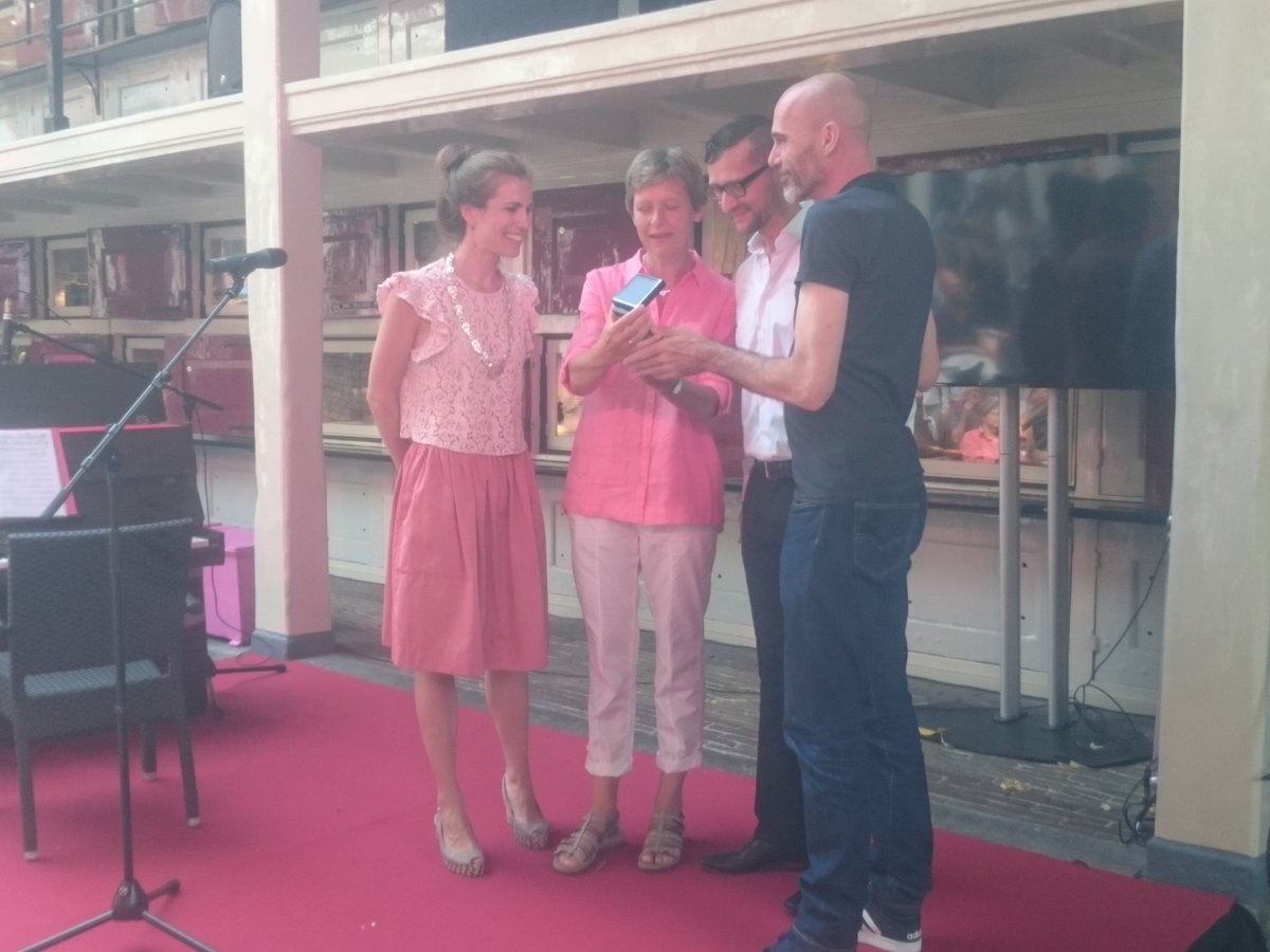 RoZaNed's tweet photo. Jubileumpenning van @AmsterdamNL voor @COCNederland tgv 70 jaar COC. Gefeliciteerd! #rozezaterdag https://t.co/ataycu89Jw