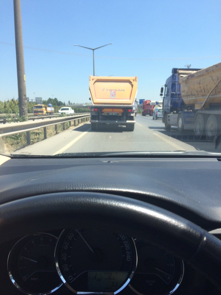 cevikoguzhan's tweet photo. @radyotrafik 110km/sa ile giden hafriyat kamyonu. Bıktım arkadaş...yol acik olsa 120-130 yapar.. https://t.co/ylnzjrKjlq