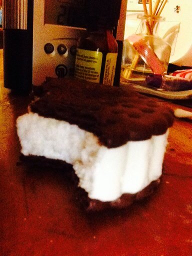 imogenjadehope's tweet photo. Ice cream cookie sandwich #deliciouschange https://t.co/7cknPTap7F