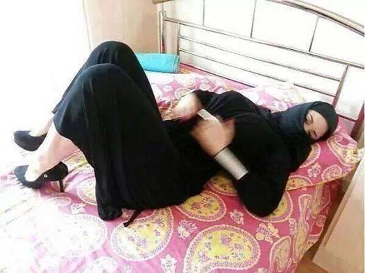 بيحطلها المنوم فى الشاى وبعدين يرقدها وتنام وينزل فيها نيك وبعدين يمسح كل الى عمله قب
goo.gl/FVMsC7