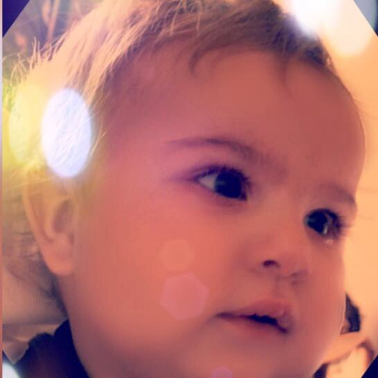 أجمل ما في هذه الحياة نظرة بريئة من طفلك🍂 قُصي الغالي