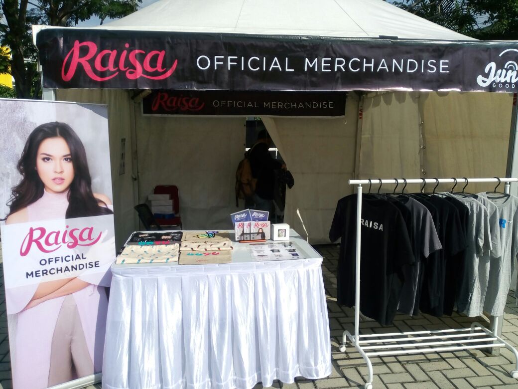 raisa6690's tweet photo. kalo nanti nyanyi brg di @OASIS_SMANSASI di @malbekasi , mampir ke booth merch aku ya! ada di samping panggung.. https://t.co/qqDVXWkt7r