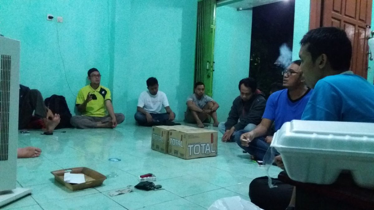 AyoberbagiPati's tweet photo. Alhamdulillah. 64 Nasi + minum tersalurkan utk saudara kita di jalanan.
#DUGEL KolaborAksi brg #SedekahRombonganPati https://t.co/RTZy0VpmeJ