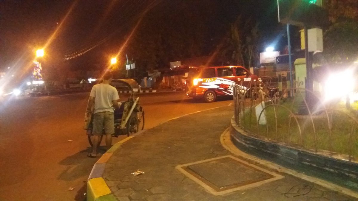 AyoberbagiPati's tweet photo. Alhamdulillah. 64 Nasi + minum tersalurkan utk saudara kita di jalanan.
#DUGEL KolaborAksi brg #SedekahRombonganPati https://t.co/lJ3gSutFS3