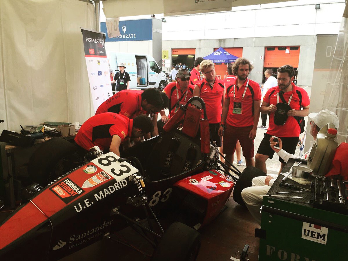 FormulaUEM's tweet photo. Nunca se deja de trabajar!! #SomosFormulaUEM
#FormulaUEM08
#FormulaUEM
#FormulaStudent
#FS2016 #FSAEItaly https://t.co/UFh6qpZRng