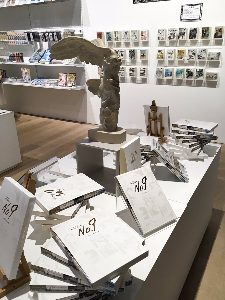 ルーヴルNO.9」のグッズ売り場。サモトラケのニケと一緒に展覧会図録が