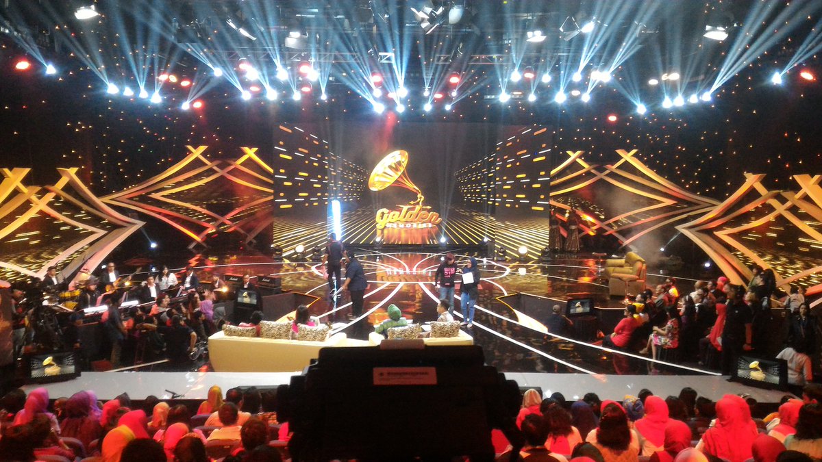 SeliPontoh's tweet photo. Saya"@TheodoreDave: Siapa yang lagi nonton #GoldenMemories @indosiarID nih?? Absen dong! 😊 https://t.co/eVdqH4dYM3"
