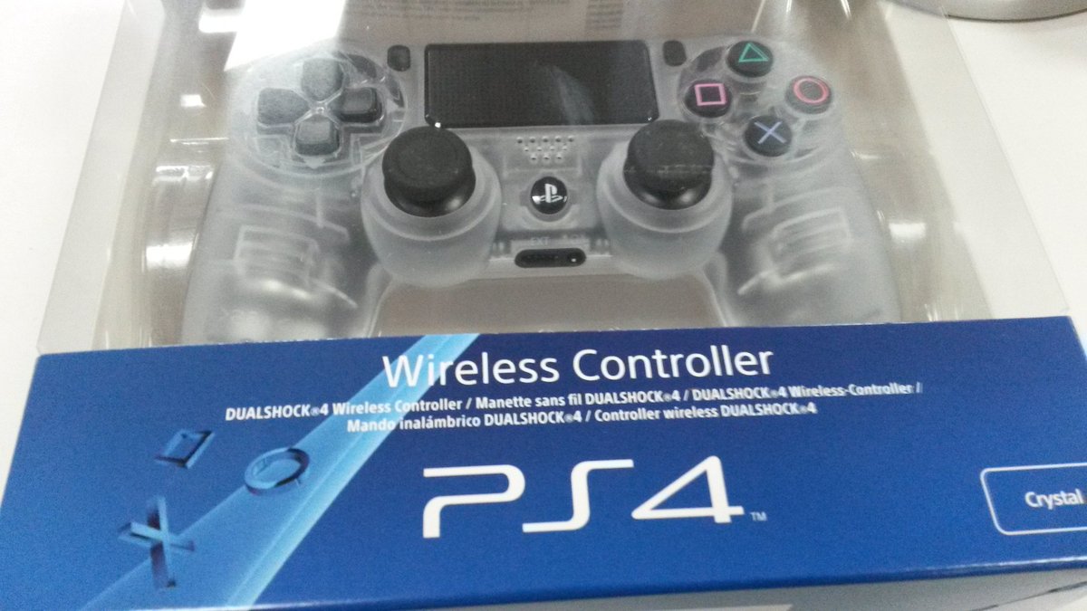 HadoVebeap's tweet photo. lange keinen so hässlichen billigen Controller mehr gesehen 😂 #ps4 #crystalcontroller #staubfänger https://t.co/2L6Gsoco0K