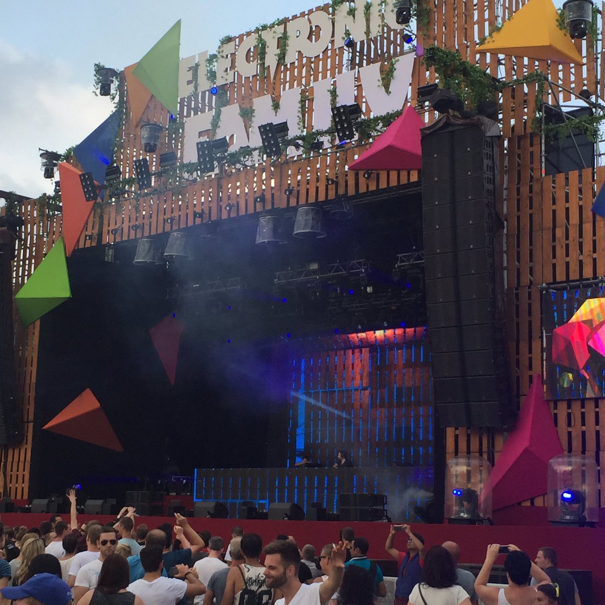 rogierarmada's tweet photo. Hands up for @garethemery @electronicfam festival https://t.co/a2eijbXyzk
