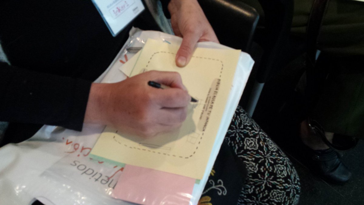 AliciaEspacioFT's tweet photo. 1er detonante :Dibujar el aula infantil y compartir anécdotas #EED2015 @ricrubiales @FundacionTefPe @mariaacaso https://t.co/kEOlP3uaMM