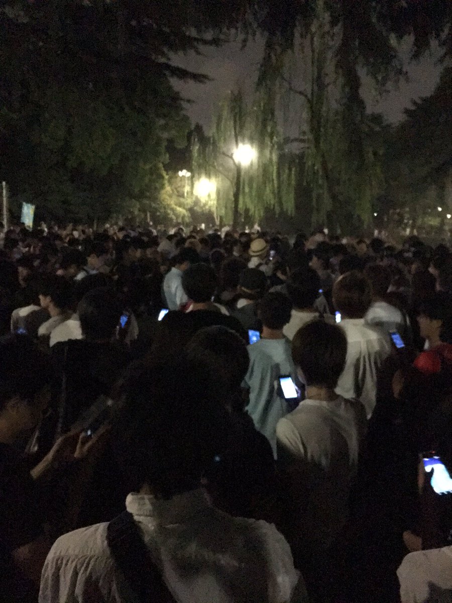 ポケモンgo 深夜の鶴舞公園がトレーナーでごった返している様子 米兵と警察官も増量中らしい Togetter