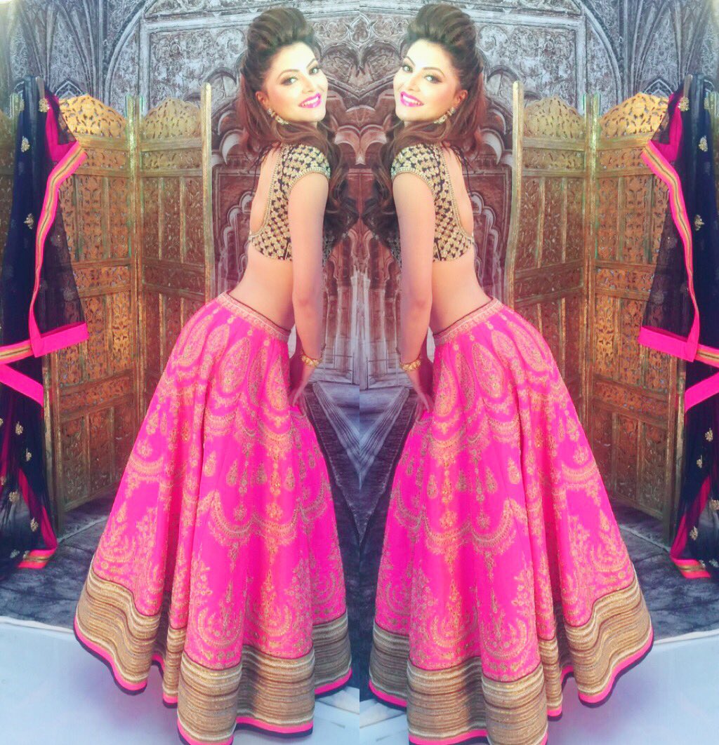 UrvashiRautela's tweet photo. Dont lose yourself trying to love someone 💗💗 #pinklehenga #covershoot https://t.co/30UDQFn0hv