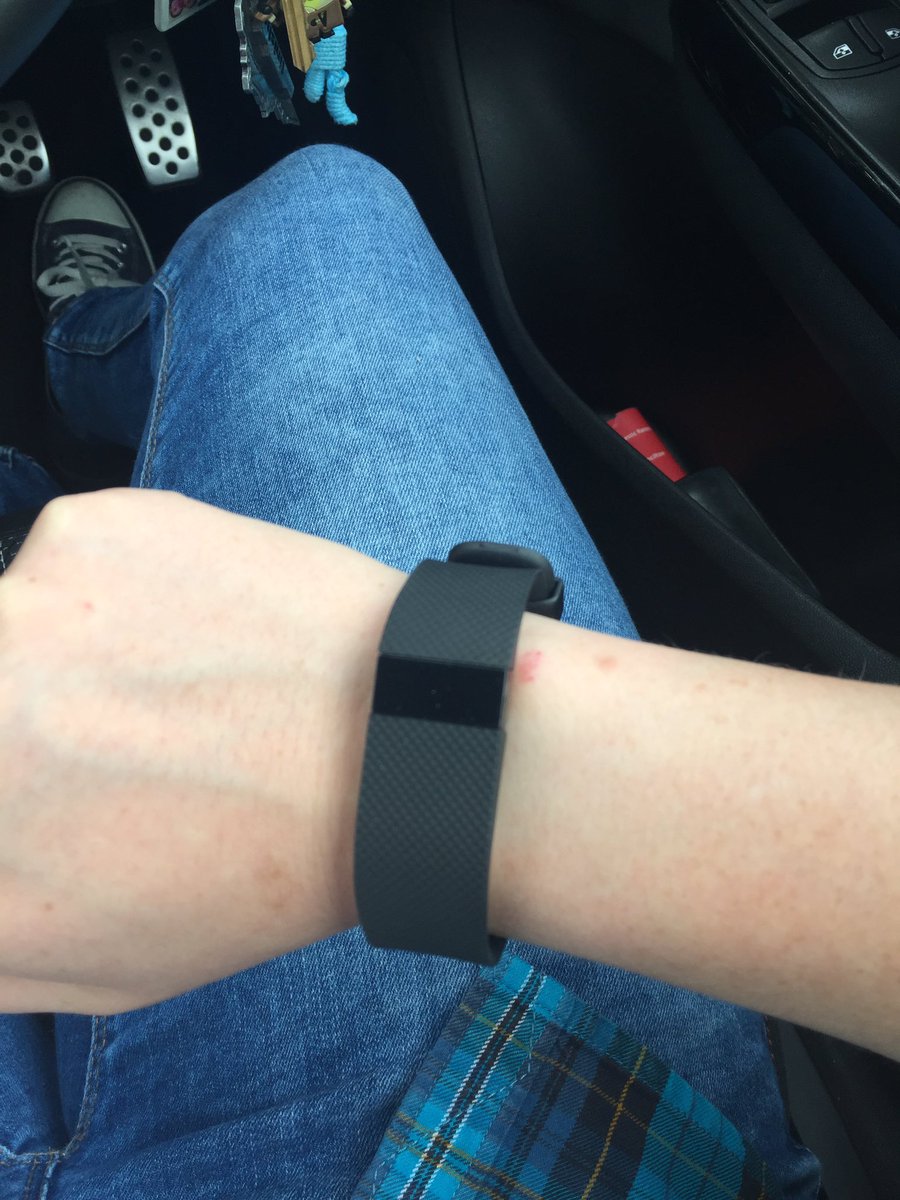 jlee_w21's tweet photo. Loving my early bday pressie!!! #fitbit #fitbitchargehr #health #fitness #fit #gymtime #amazingpresent #fiance โค๏ธ https://t.co/4O9SBxiTb0