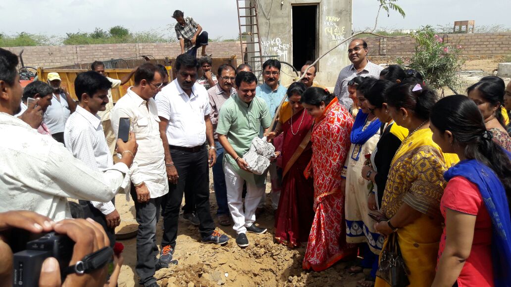 SBJadejaBJP's tweet image. ભુજ શહેરના પ્રમુખ સ્વામી નગર મધ્યે નગરપાલિકા અને સોસાયટીના લોકો સાથે "વુક્ષારોપણ" કરવામાં આવ્યું.
#SelfieWithATree