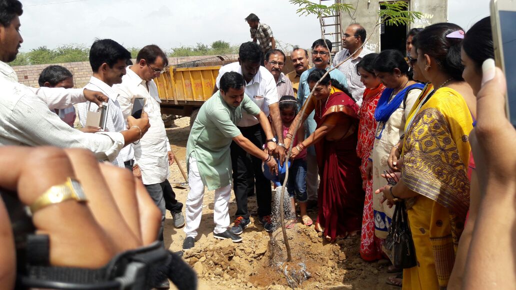 SBJadejaBJP's tweet image. ભુજ શહેરના પ્રમુખ સ્વામી નગર મધ્યે નગરપાલિકા અને સોસાયટીના લોકો સાથે "વુક્ષારોપણ" કરવામાં આવ્યું.
#SelfieWithATree