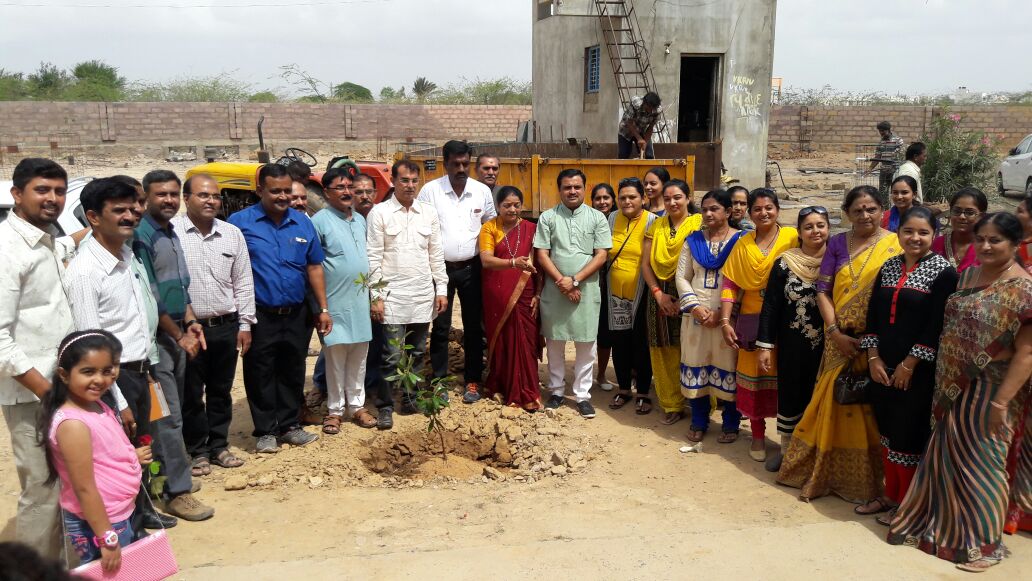 SBJadejaBJP's tweet image. ભુજ શહેરના પ્રમુખ સ્વામી નગર મધ્યે નગરપાલિકા અને સોસાયટીના લોકો સાથે "વુક્ષારોપણ" કરવામાં આવ્યું.
#SelfieWithATree