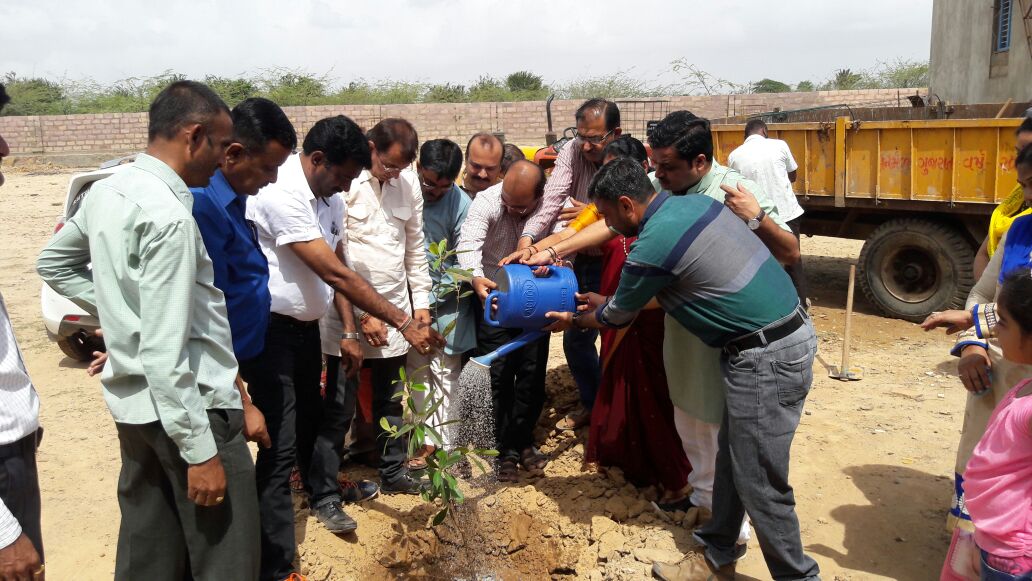 SBJadejaBJP's tweet image. ભુજ શહેરના પ્રમુખ સ્વામી નગર મધ્યે નગરપાલિકા અને સોસાયટીના લોકો સાથે "વુક્ષારોપણ" કરવામાં આવ્યું.
#SelfieWithATree