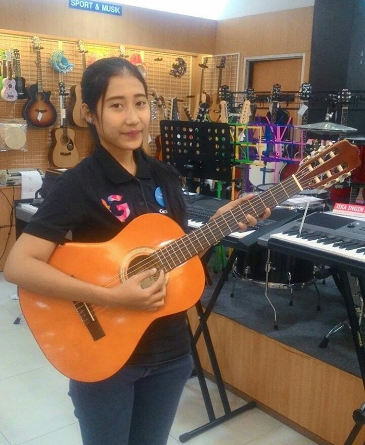 Haii grameds yuk ke Gramedia Plaza Balikpapan dapatkan diskon 30% untuk "ESPANOLA CLASSIC GUITAR CS - 482 OR"
