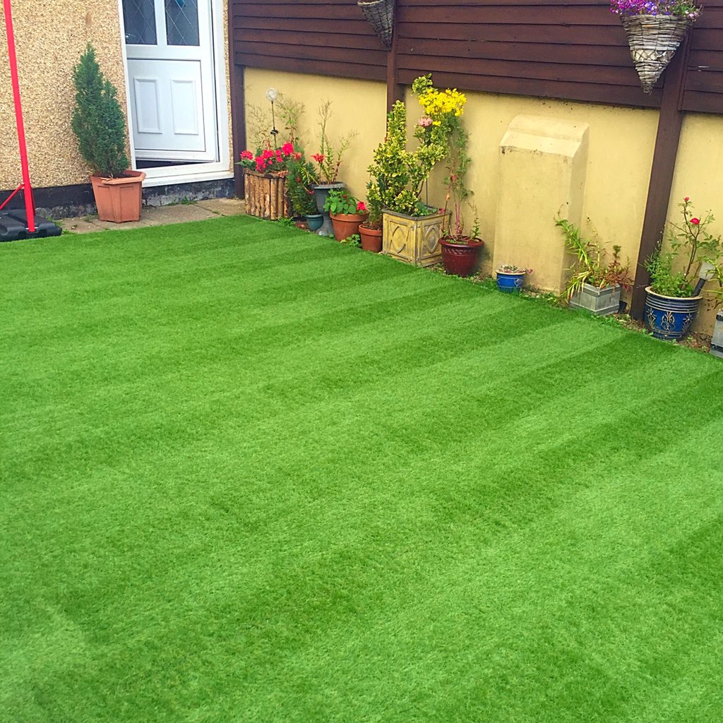 CLGoodwin1987's tweet photo. Grass hoovered 🙈
Just needs a centre circle now 😂
#20daystogo #PremierLeague #feltcreative 😛 https://t.co/i9QwRc8Q0d