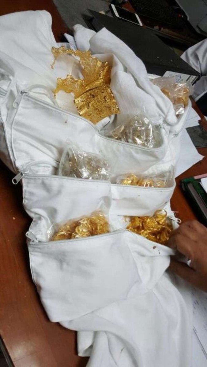 جمرك مطار #جدة يضبط سيدة حاولت تهريب الذهب خبأتها لبسته
