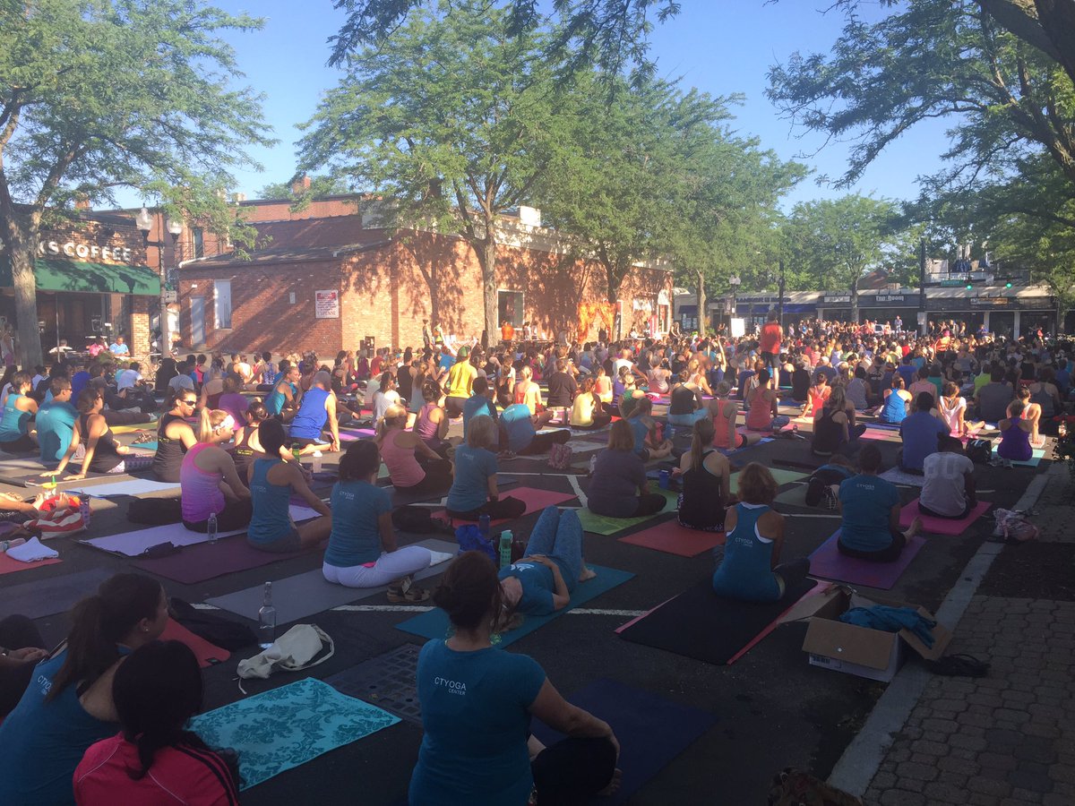 saraekenn's tweet photo. When thousands of yogis come together to practice... Magic 💙 #omstreet2016 @ctyogacenter https://t.co/C5octw2gWM