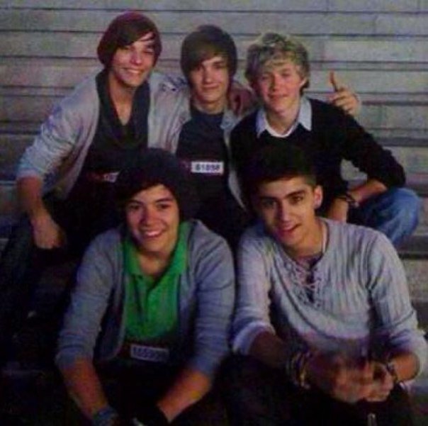 LizaMaple's tweet photo. Не могу перестать думать об этих придурках #6yearsof1D https://t.co/aLMsZV3Nj2