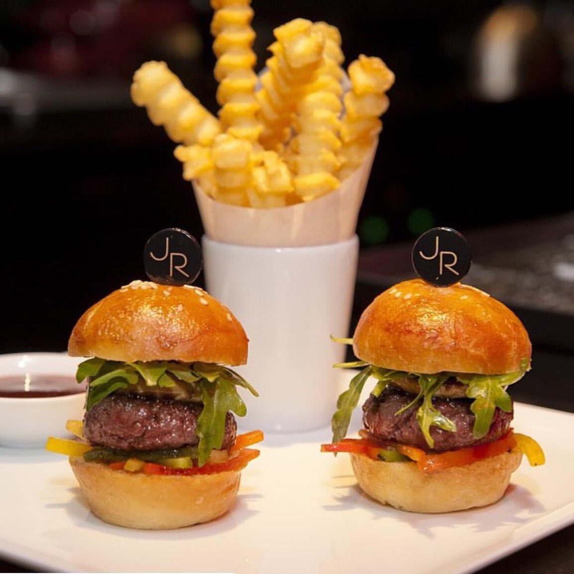 INVESTIH's tweet photo. About those #burgers. Stuffed w/ #FoieGras & served w/ #krinklefries. #nom @joelrobuchonusa #latelierdejoelrobuchon https://t.co/DdktANezN2