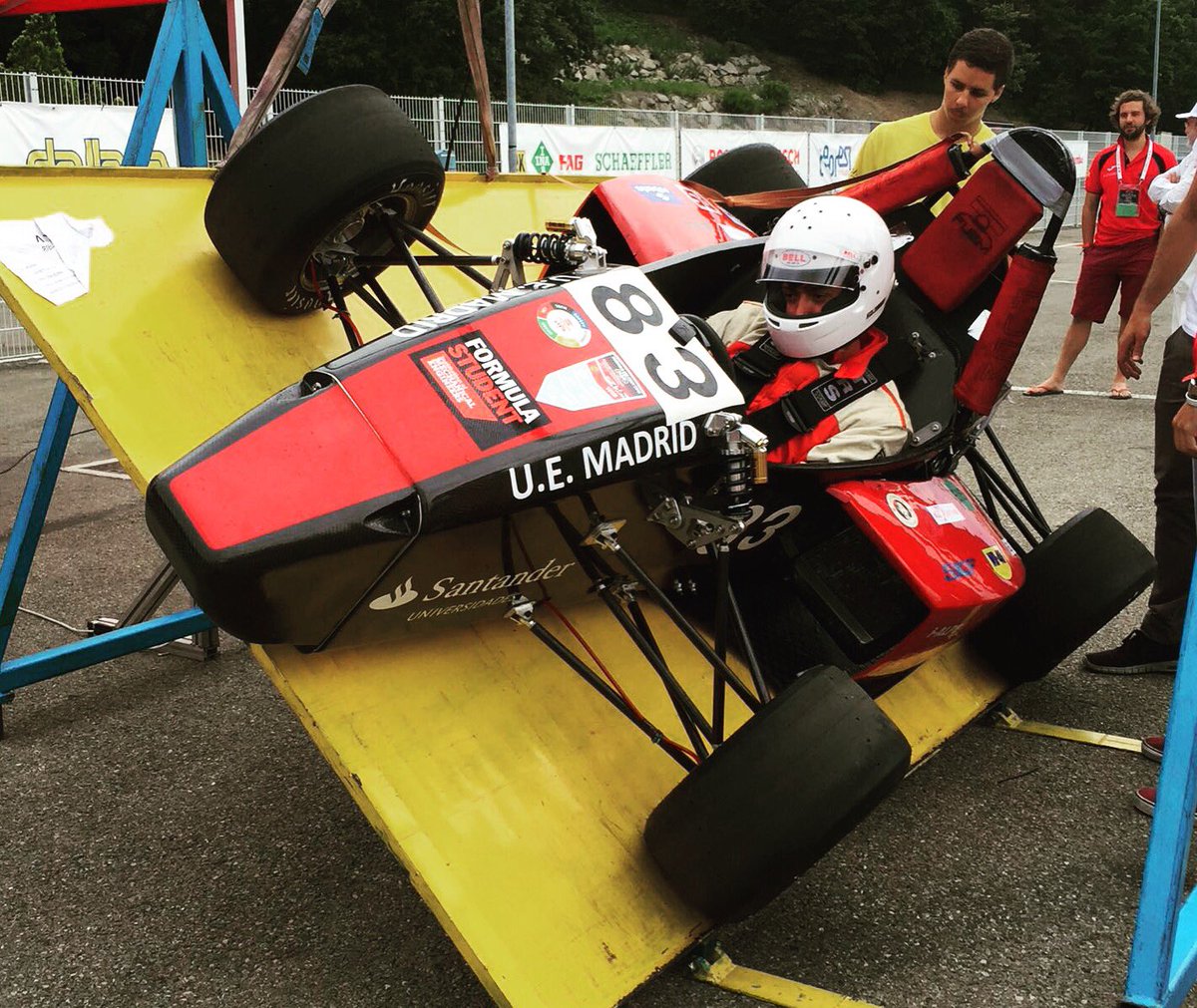 FormulaUEM's tweet photo. Imagen de la prueba de #tilt en #FormulaStudent #FS2016 #FSAEItaly
#SomosFormulaUEM
#FormulaUEM08
#FormulaUEM https://t.co/Mnr0Xqbws7