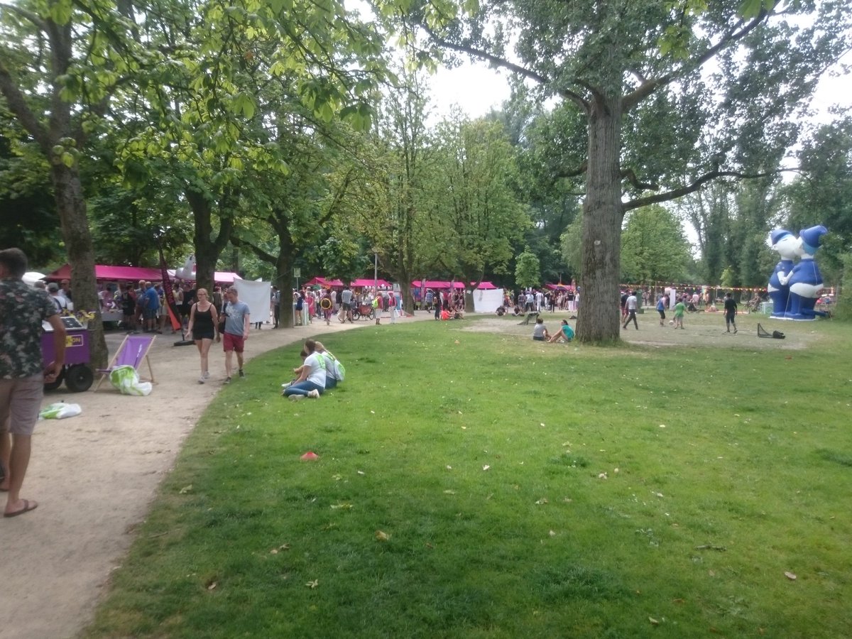 RoZaNed's tweet photo. Drukke en gezellige Informatiemarkt in het Vondelpark. #rozezaterdag https://t.co/5baZHTM6Z5