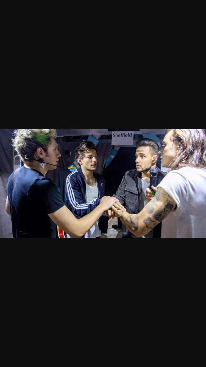 ilovepizza2307's tweet photo. 6 anni di voi, grazie per essere ancora qui ❤ @onedirection #6YearsOfOneDirection #Directionerisapromise https://t.co/aMefsStBN4