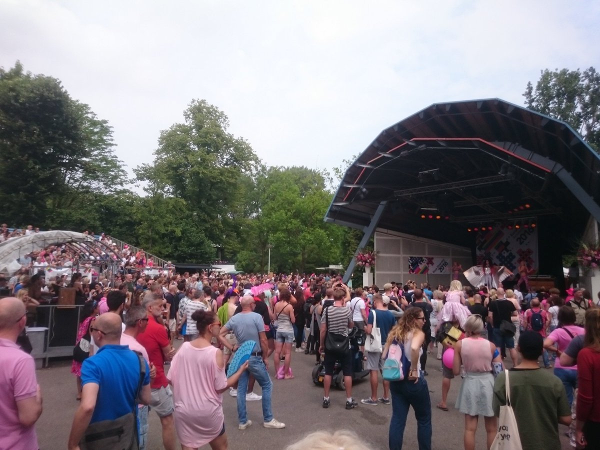 RoZaNed's tweet photo. Veel mensen bij de optredens in het @OpenluchtTheatr. #rozezaterdag https://t.co/ek8VTioIIC