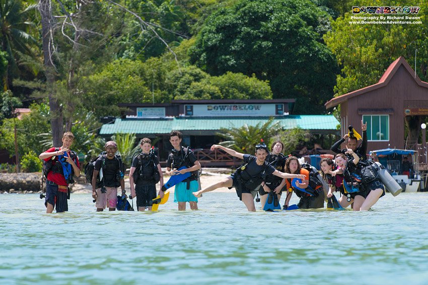 divedownbelow's tweet photo. Once agn @CampBorneo students havin Gr8 time on #SCUBA @divedownbelow #LoveDiving #Sabah https://t.co/N0u7u8hYN2 https://t.co/VEeDUHWCAe