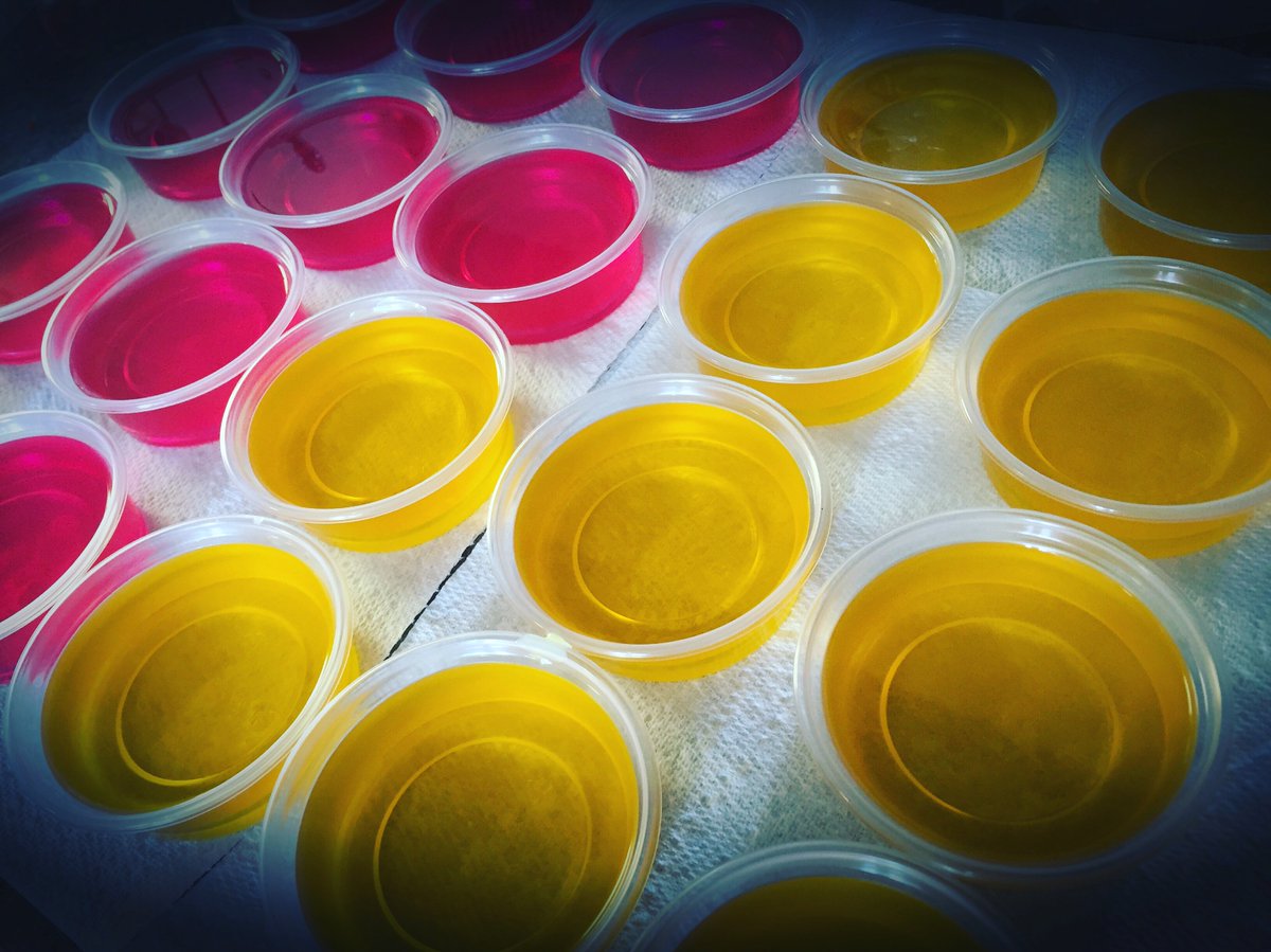 LittleWaxyHQ's tweet photo. Time for a little restock! Chase the Sun &amp; Fairy Dust #wax #waxmelts #waxaddicts #littlewaxycottage #etsy #smallbiz https://t.co/bchwkuXamn