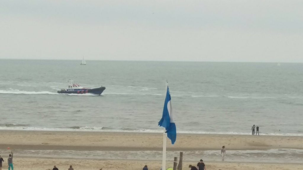 Strandbewaking's tweet image. Wat is nou leuker dan op een bewolkte dag te oefenen met de KNRM? Bedankt @KNRMBreskens!