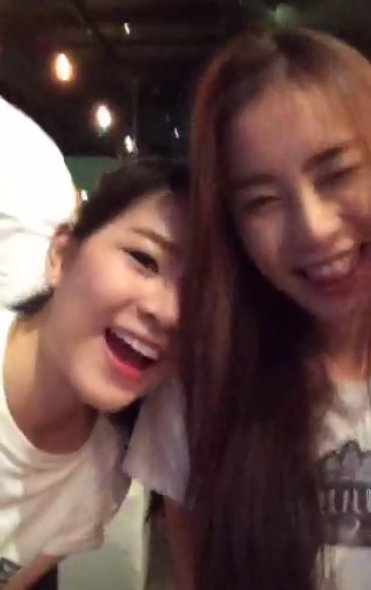 appcheezeTS7's tweet photo. พี่แอป LIVE 😍😍😘 กินเลี้ยงปิดกล้อง #สงครามนางงาม2 #ต่ายลูกน้ำ @APONAMM https://t.co/PDu5kKlafW