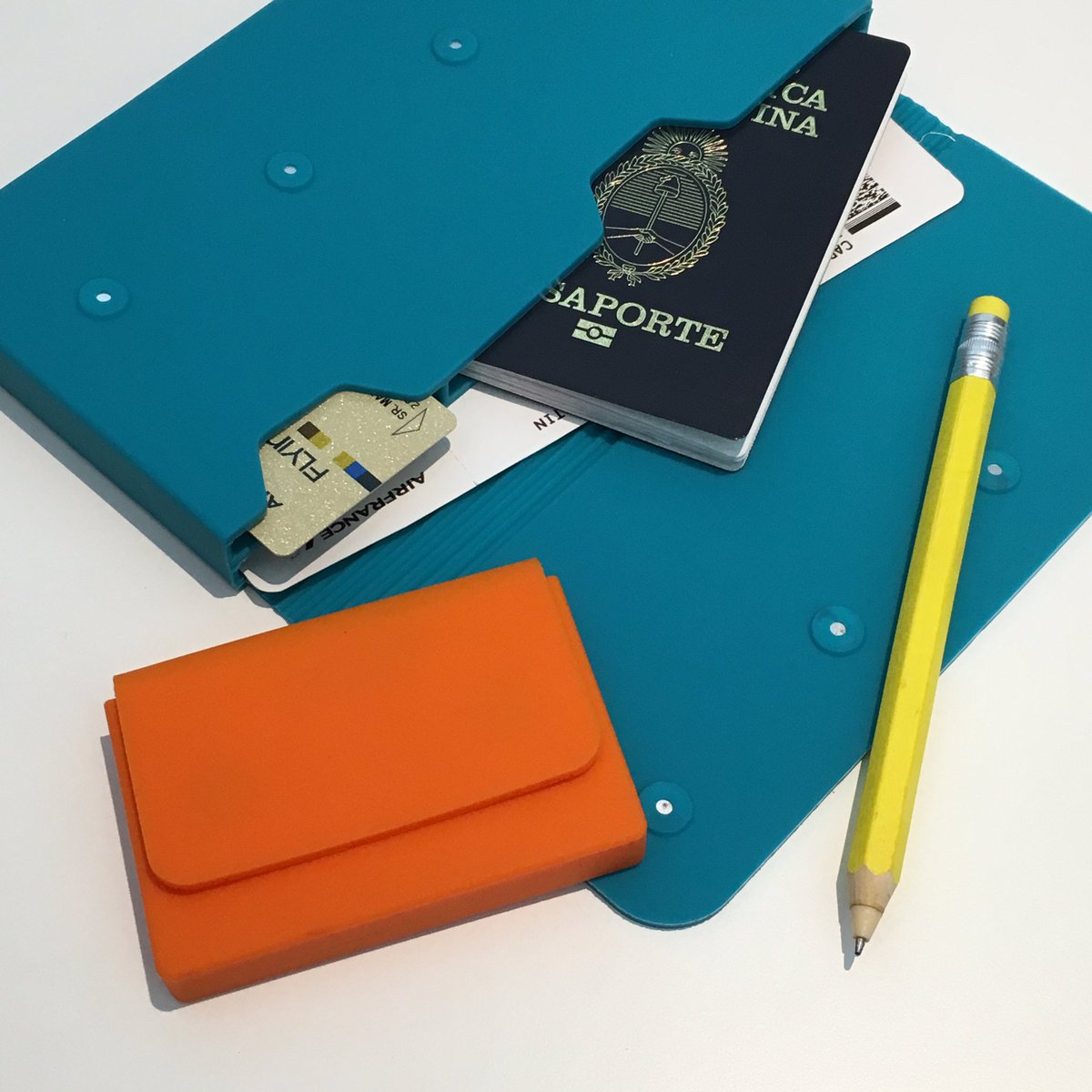 GatoStore's tweet photo. El #GatoRegalo del súper mega combo #DiasComoEstos de hoy es 1 #FlightFolder de silicona 👉 ¡YA mismo por @DiasMetro! https://t.co/ZVN8HsCHvE