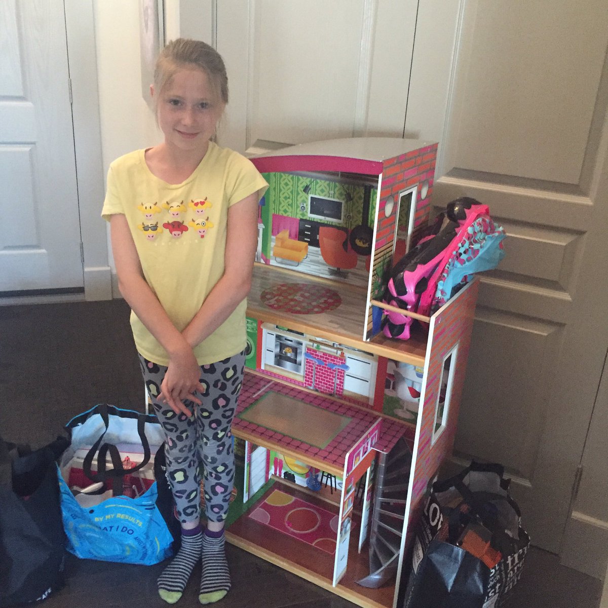 weehelpkids's tweet photo. This little day was so proud to donate her doll house & barbies to help support @StolleryKids! #weehelper
#weehelp https://t.co/CJiJIiaTQp
