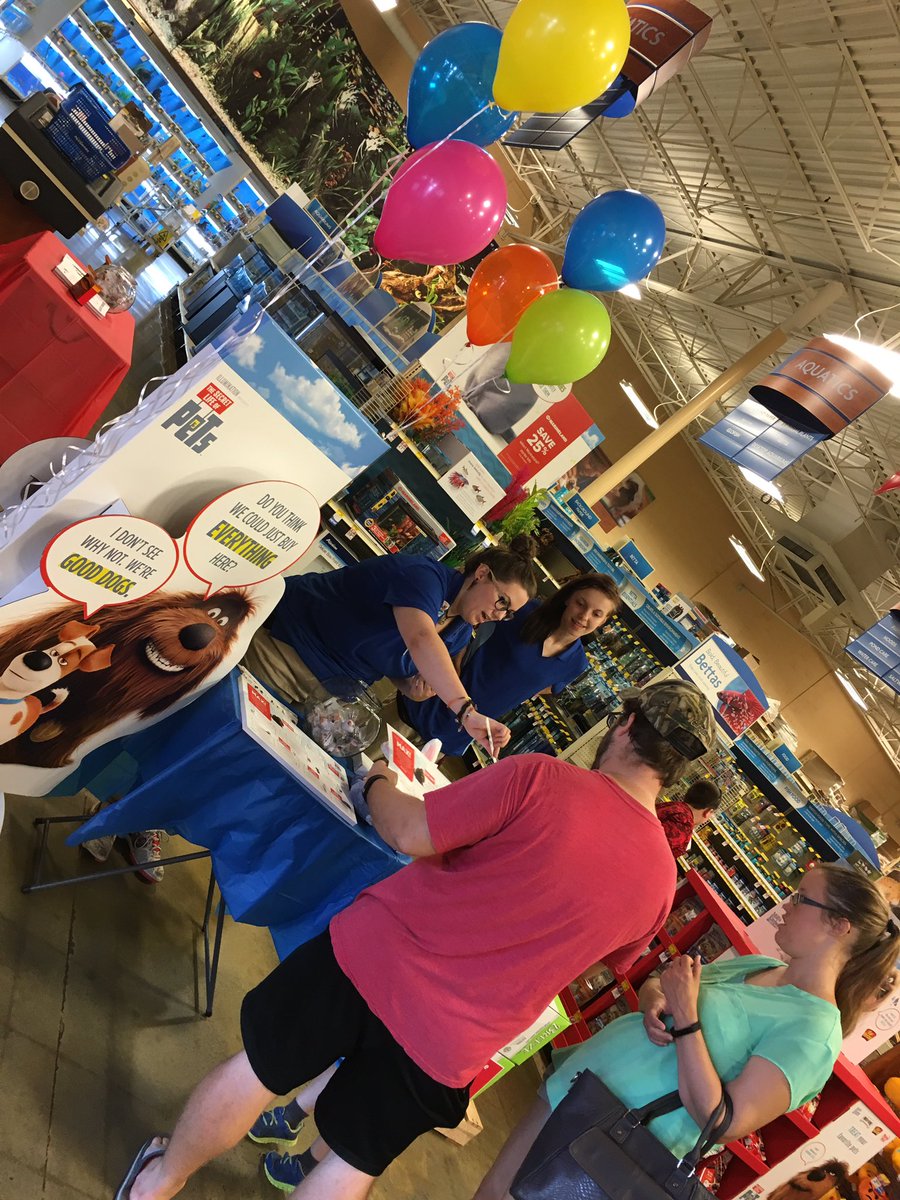 LVillePetSmart's tweet photo. Getting our hunt on!! #SecretLifeOfPets @pschneidernga https://t.co/qOki79ASdu