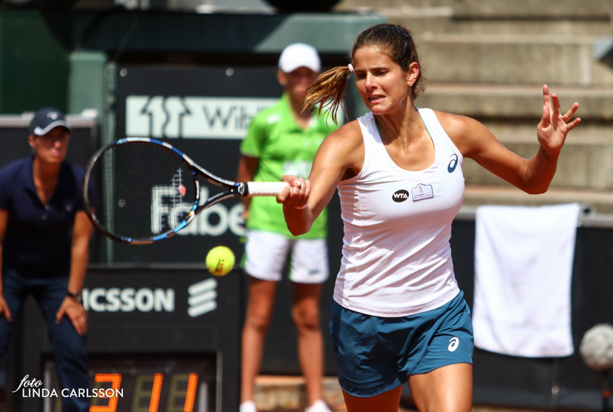 JULIA GOERGES CoDavylWEAAmU-Q